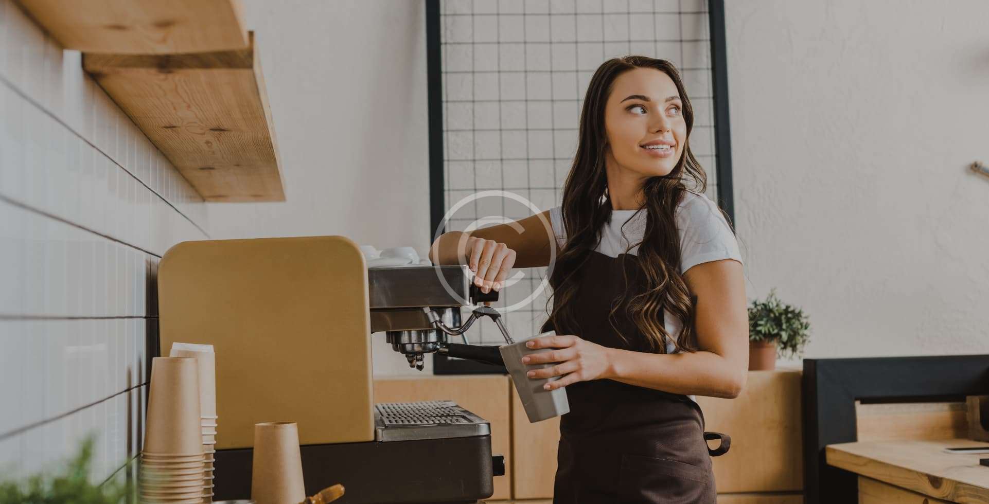 Barista preparando café con máquina espresso